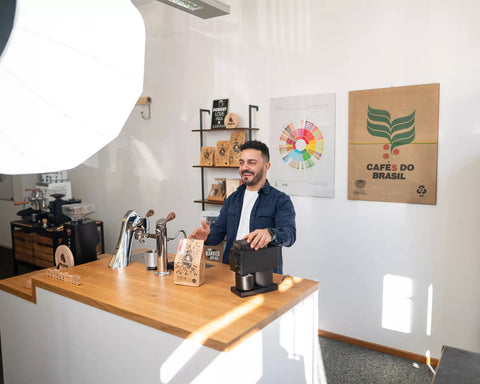 Filmset mit Barista-Meister Cem Korkmaz von coffeekult beim Videodreh für Social-Media