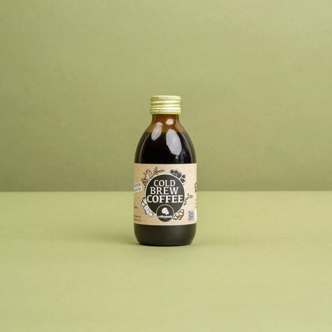 Erfrischender Cold Brew Coffee in Glasflasche mit mildem, süßlichem Geschmack für heiße Tage