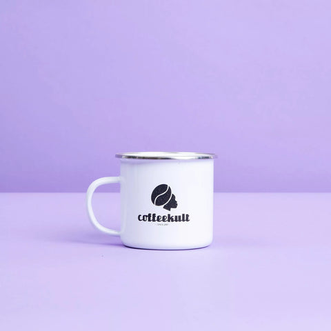 Emaille Becher aus Stahl auf Hintergrund mit coffeekult Logo aufdruck