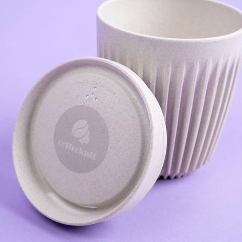 Nachhaltiger Huskee Cup Deckel und Becher Coffee-to-go Becher aus recycelten Kaffeeschalen mit ergonomischem Design
