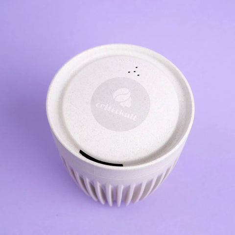Nachhaltiger Huskee Cup Coffee-to-go Becher mit geschlossenem Deckel aus recycelten Kaffeeschalen