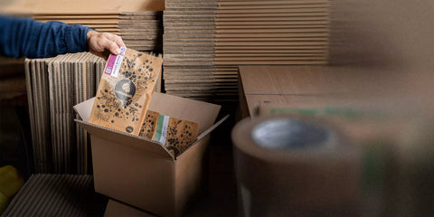 Kaffee in Kartonverpackung mit Karton im Hintergrund