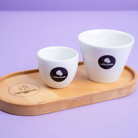 Weiße coffeekult Cappuccino Tasse aus hochwertigem Porzellan auf passendem Holz Unterteller