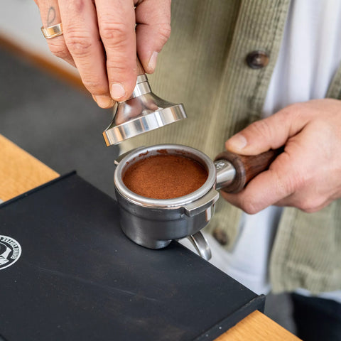 coffeekult Spezialitäten-Kaffee in Siebträger mit Tamper