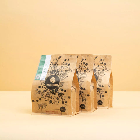 drei coffeekult Probierpakete seitlich mit verschiedenen Kaffeesorten in kleinen Packungen zum Entdecken neuer Aromen