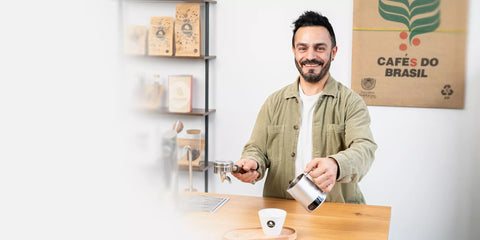 Cem Korkmaz beim Espresso zubereiten mit Siebträger und Milchkanne in den Händen