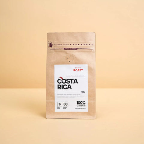 Produktverpackung des CoffeeKult Weihnachtskaffees im Kraftpapier-Design.