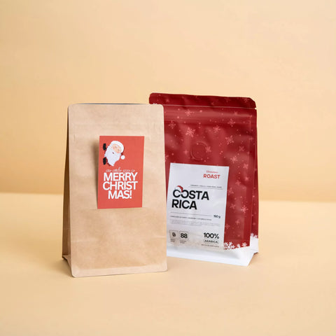 Produktverpackung des CoffeeKult Weihnachtskaffees in zwei Varianten – naturfarbenes Kraftpapier oder festliches Weihnachtsdesign