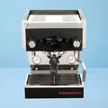 La Marzocco Linea Profi-Espressomaschine aus Edelstahl, ideal für Baristas und Kaffeeliebhaber, elegante und hochwertige Siebträgermaschine in schwarz