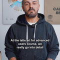 Erklärvideo ‚Latte Art für Fortgeschrittene‘ von Coffeekult: Zeigt das professionelle Milchaufschäumen mit kontrolliertem Ziehen und Rollen, genaue Temperaturführung und fortgeschrittene Gießtechniken wie Rosetta, Farnblatt und Schwan – Schritt für Schritt demonstriert und mit Fokus auf Milchstruktur, Symmetrie und präzises Eingießen.