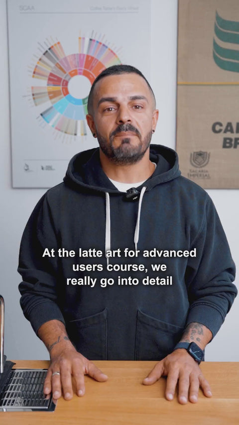 Erklärvideo ‚Latte Art für Fortgeschrittene‘ von Coffeekult: Zeigt das professionelle Milchaufschäumen mit kontrolliertem Ziehen und Rollen, genaue Temperaturführung und fortgeschrittene Gießtechniken wie Rosetta, Farnblatt und Schwan – Schritt für Schritt demonstriert und mit Fokus auf Milchstruktur, Symmetrie und präzises Eingießen.