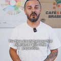 Video zeigt Inhalte des Online-Kurses ‚Barista für Fortgeschrittene‘ mit Tipps zu Latte Art und Brühtechniken.