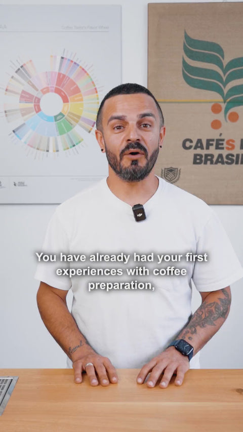 Video zeigt Inhalte des Online-Kurses ‚Barista für Fortgeschrittene‘ mit Tipps zu Latte Art und Brühtechniken.