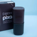 Kompakte Wacaco Pixa Kaffeemühle im modernen, zylindrischen Design.